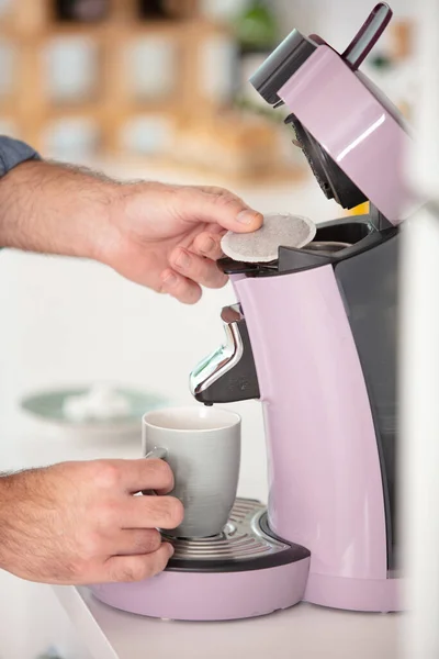 Barista Café Gör Kaffe Tillagning Service Koncept — Stockfoto