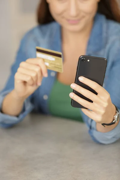 Frau Mit Smartphone Und Kreditkarte — Stockfoto