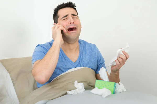 Triste Único Homem Lamentando Cama — Fotografia de Stock