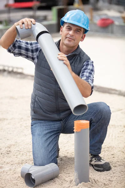 水管工在工地组装塑料废水管 — 图库照片