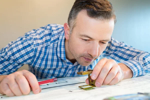 Worker Uses Magnifying Device Check Print Quality — Stock Photo, Image