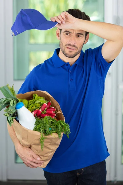 Müder Zusteller Wartet Vor Der Tür — Stockfoto