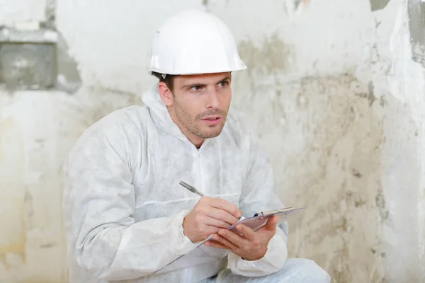 Construtor Pensando Algo Dentro Casa — Fotografia de Stock