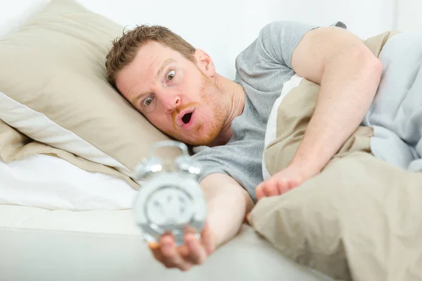 Jovem Acordando Olhando Socado Despertador — Fotografia de Stock