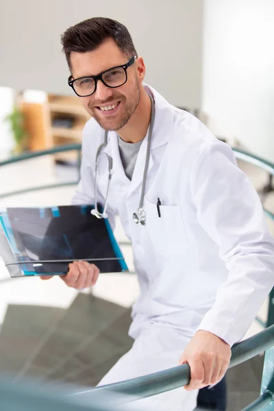 Vrolijke Mannelijke Dokter Lopen Trap Het Ziekenhuis — Stockfoto