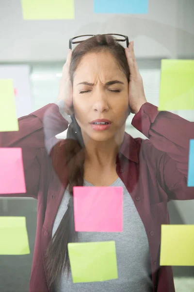 Lány Úgy Érzi Stresszes Körülvéve Szúró Hang — Stock Fotó