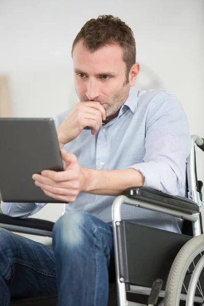 Homem Uma Cadeira Rodas Usando Tablet Digital — Fotografia de Stock