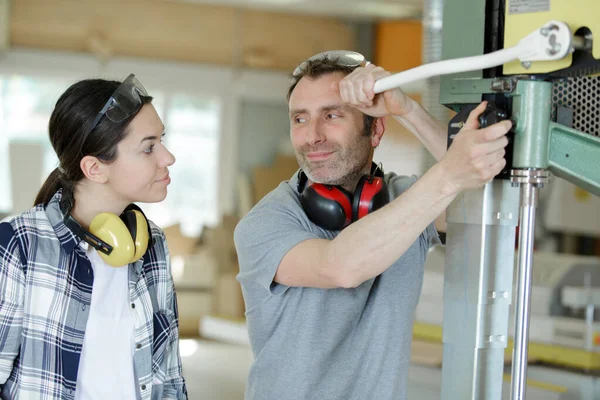 Formazione Falegname Apprendista Femminile Utilizzare Sega Meccanizzata — Foto Stock