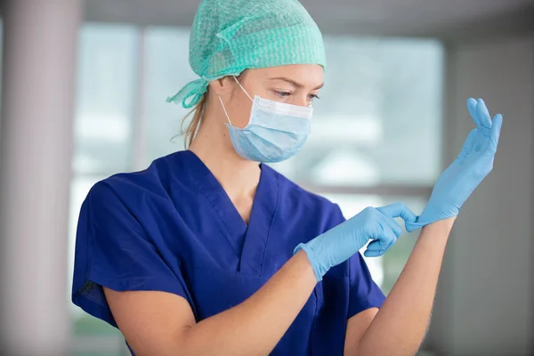 Vrouwelijke Verpleegster Met Een Masker Aan — Stockfoto