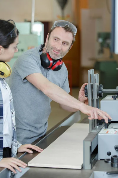 Lavoratori Lavoratrici Nella Falegnameria — Foto Stock