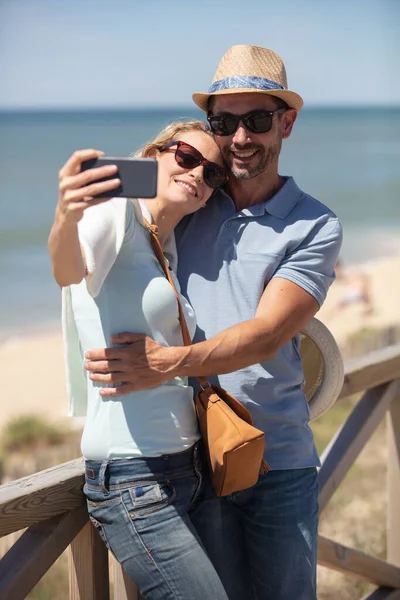 Paar Beminen Vervaardiging Selfie Foto Aan Zee — Stockfoto