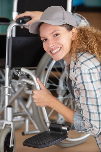 Vrouw Maakt Een Aanpassing Aan Een Rolstoel — Stockfoto