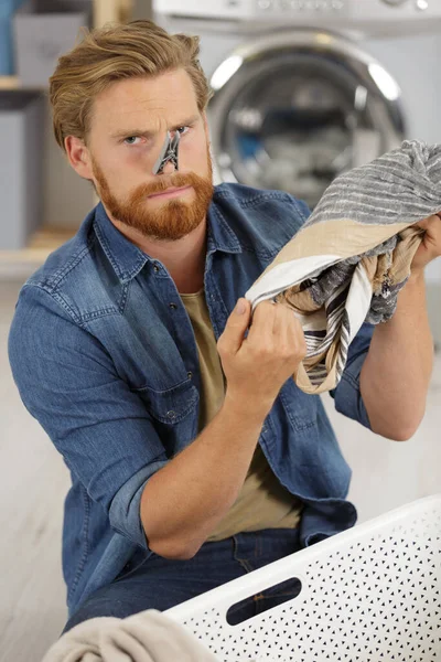 Man Met Peg Zijn Neus Houden Doek — Stockfoto