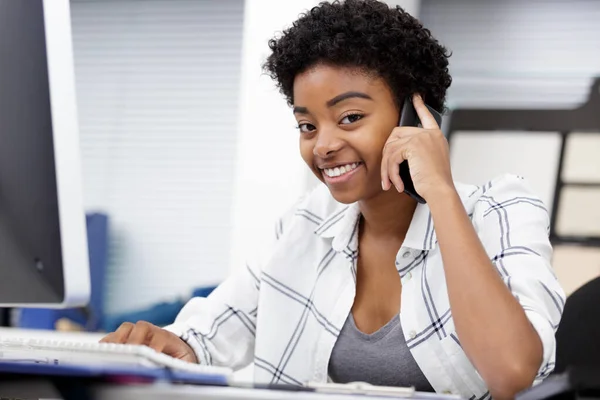 Una Diseñadora Femenina Teléfono — Foto de Stock