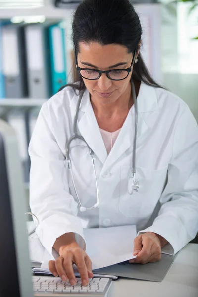 Médico Fêmea Digitando Teclado Computador — Fotografia de Stock