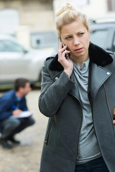 Mujer Joven Usando Teléfono Con Coche Con Problemas Salidas —  Fotos de Stock