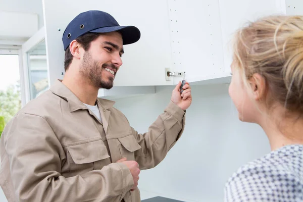 Técnico Com Cliente Mostrando Que Está Sendo Corrigido — Fotografia de Stock