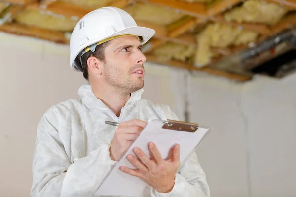 Primer Plano Inspector Trabajadores Sujetando Portapapeles — Foto de Stock