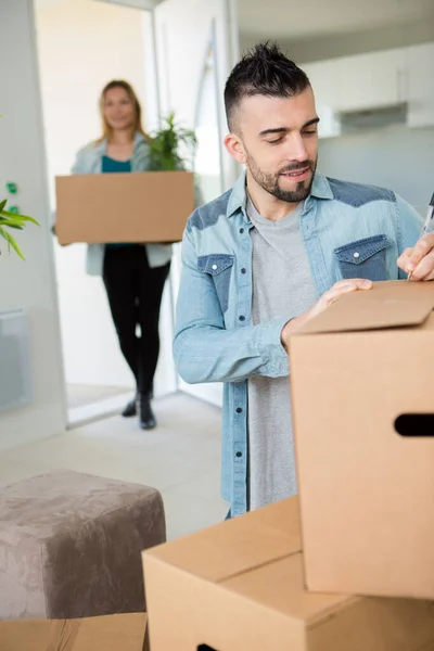 Retrato Pareja Joven Mudanza Casa — Foto de Stock