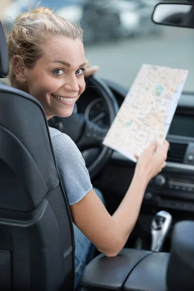 Щаслива Жінка Картою Дорожній Подорожі — стокове фото