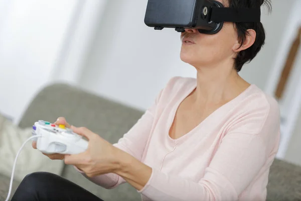 Mulher Confiante Ajustando Seu Fone Ouvido Realidade Virtual — Fotografia de Stock