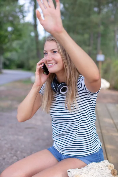 Mooi Lachen Meisje Met Smartphone — Stockfoto