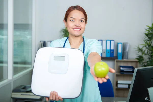 Mujer Dieta Sosteniendo Una Manzana Verde Escala Peso — Foto de Stock