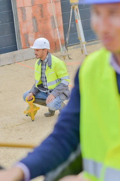 Homem Está Usando Geômetro — Fotografia de Stock