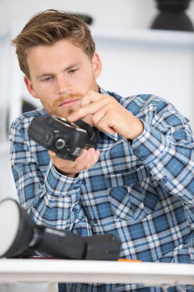 Homem Estudando Como Reparar Câmera — Fotografia de Stock