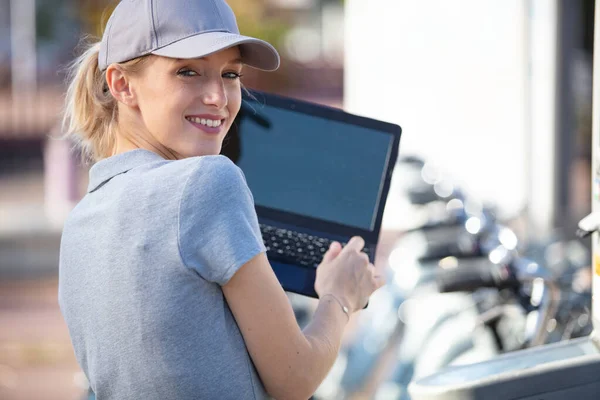 Mujer Mecánica Bicicleta Trabajando Bicicleta — Foto de Stock