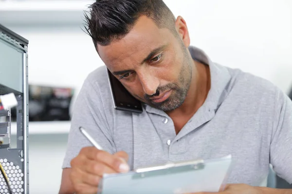 Mannelijke Monteur Aan Telefoon — Stockfoto