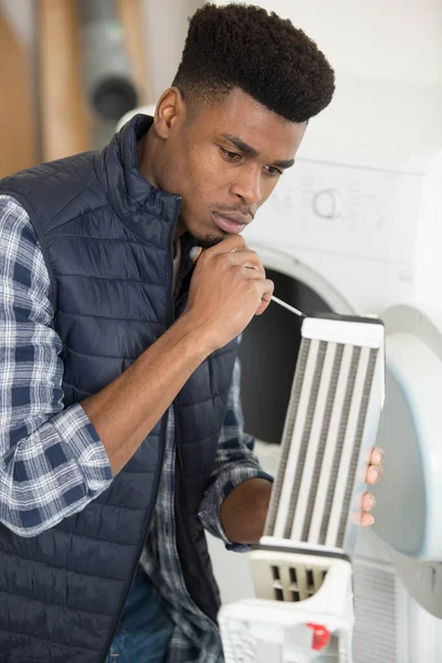 Young Man Fixing Air Conditioner Home Closeup — Stock Photo, Image