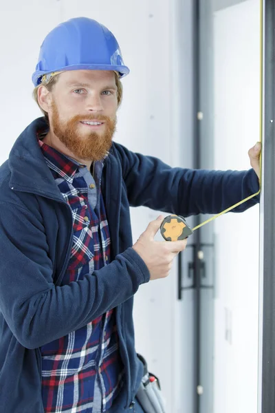 Joven Ingeniero Trabajador Con Casco Seguridad Usando Cinta Métrica — Foto de Stock