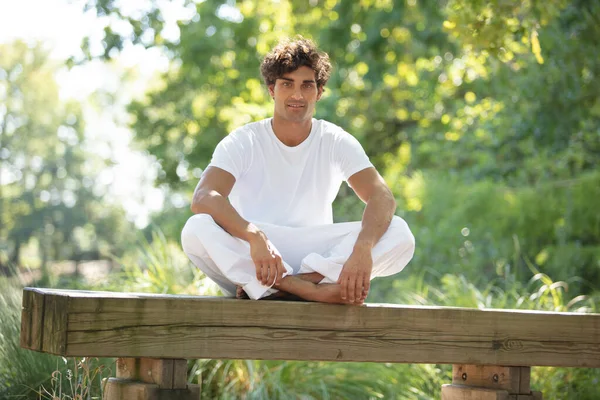 Jonge Knappe Man Doet Yoga Meditatie Oefening — Stockfoto