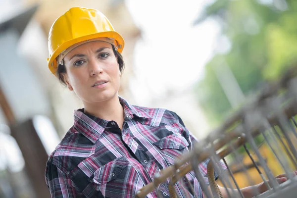 Kvinnlig Byggnadsarbetare Och Stål — Stockfoto
