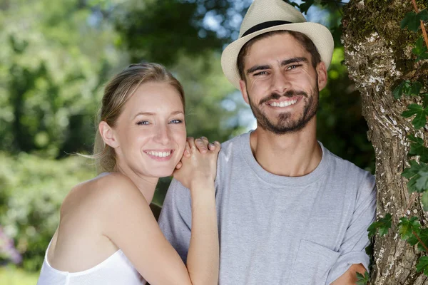 Coppia Appena Sposata Nel Parco — Foto Stock