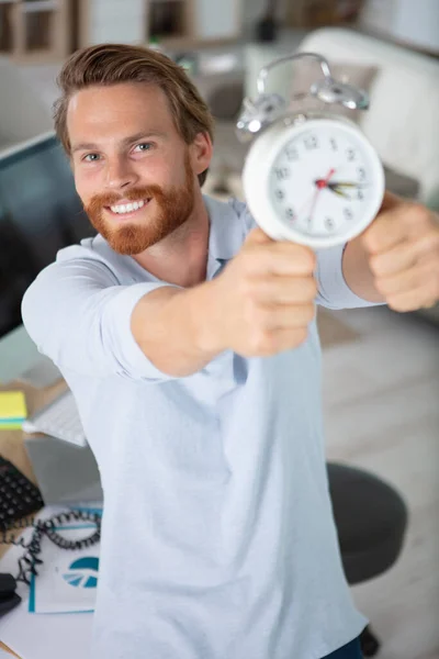 Joven Hombre Rubio Mostrando Despertador — Foto de Stock