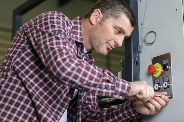 Een Man Een Machine Aan Het Bedienen — Stockfoto