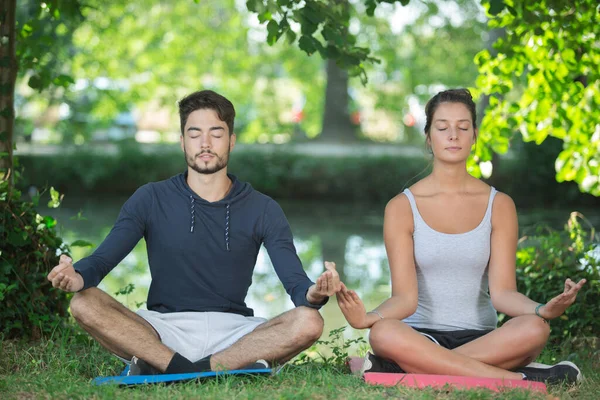 Yougn Couple Pratiquant Yoga Dans Nature — Photo