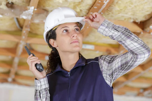 Uma Trabalhadora Está Verificando Celing — Fotografia de Stock