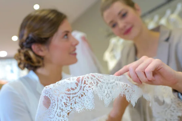 Mujeres Mirando Muestra Encaje Boutique Nupcial — Foto de Stock