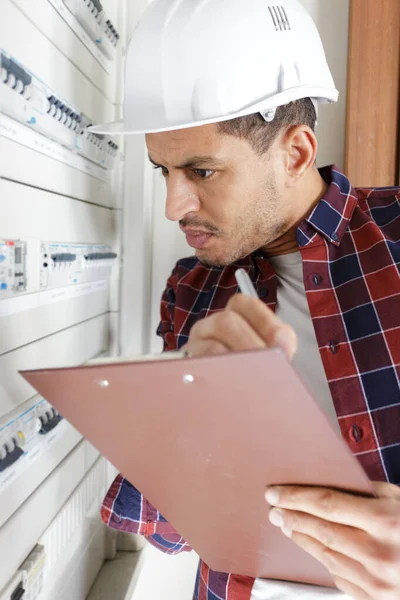 Engenheiro Eletricista Com Prancheta Caixa Controle Elétrico — Fotografia de Stock