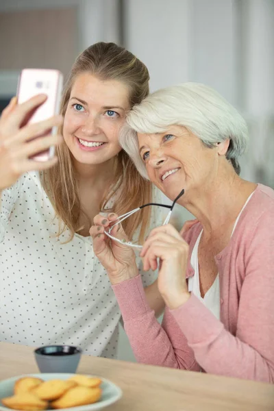 Mulher Alegre Sua Filha Fazendo Selfies — Fotografia de Stock