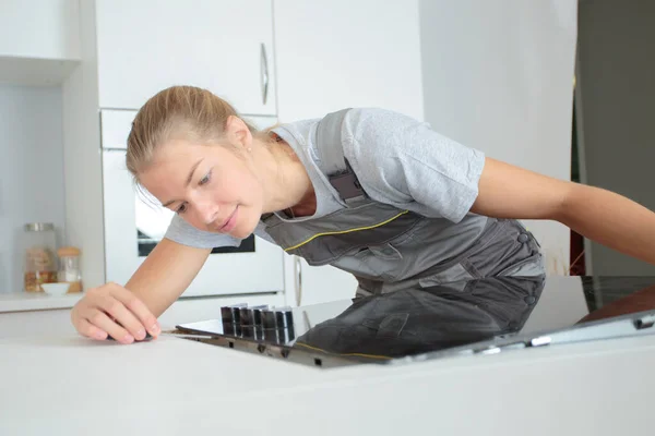 Junge Frau Installiert Induktionsherd Küche — Stockfoto