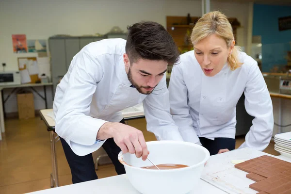 Cocinero Prácticas Que Derrite Chocolate —  Fotos de Stock