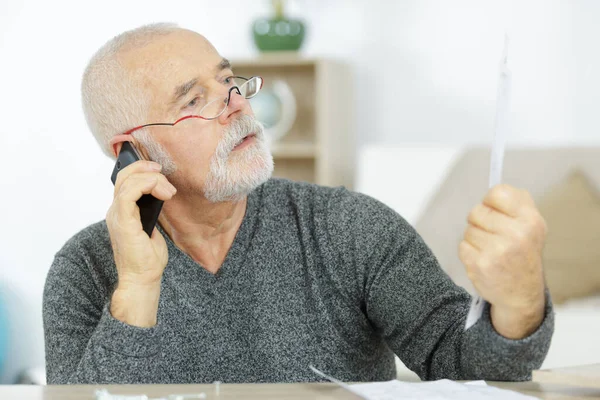 Senior Man Använder Mobiltelefon Hemma — Stockfoto