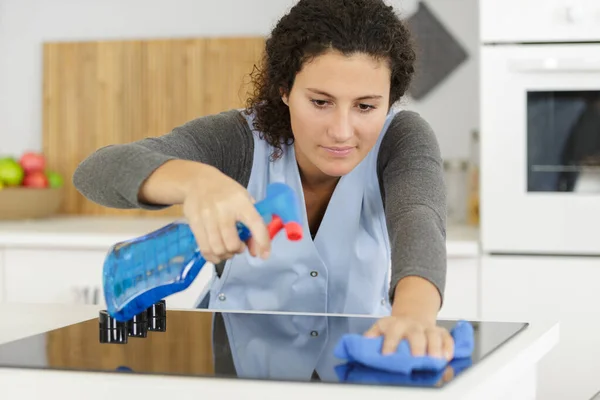 Mulher Limpeza Com Detergente Spray — Fotografia de Stock