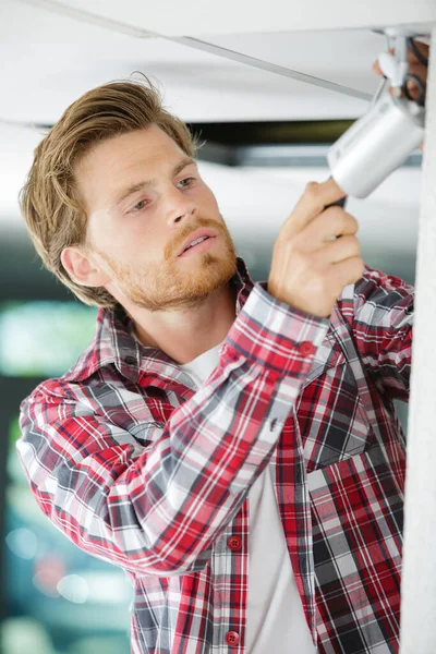 Homem Instalando Sistema Cctv — Fotografia de Stock