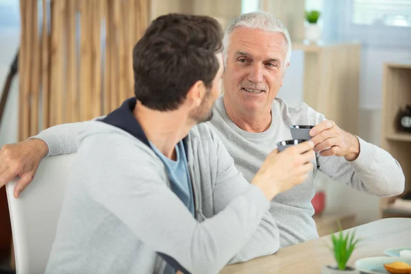 Två Generationer Män Dricker Vin Tillsammans — Stockfoto