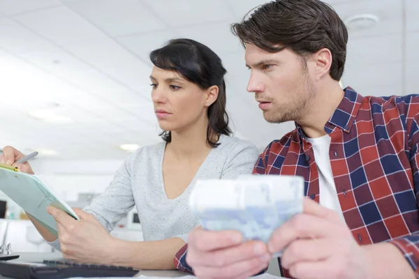 Pareja Infeliz Con Facturas Problemas Dinero Relación — Foto de Stock